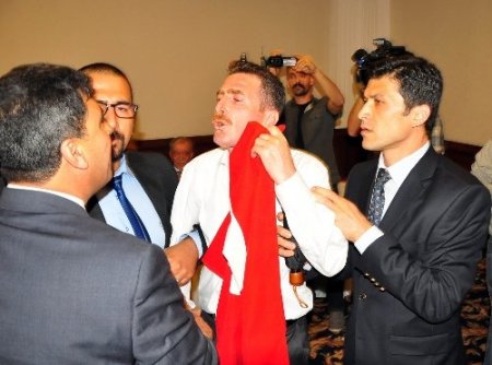 Manisa'da Akil İnsanlar Heyeti'nin toplantısında bayrak gerginliği yaşandı