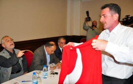 Manisa'da Akil İnsanlar Heyeti'nin toplantısında bayrak gerginliği yaşandı