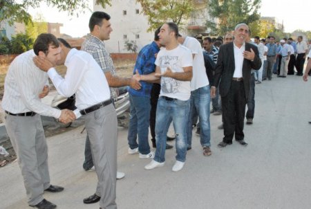 Manisa'da Çocuklarla Birlikte Büyüklerde Şeker Topluyor