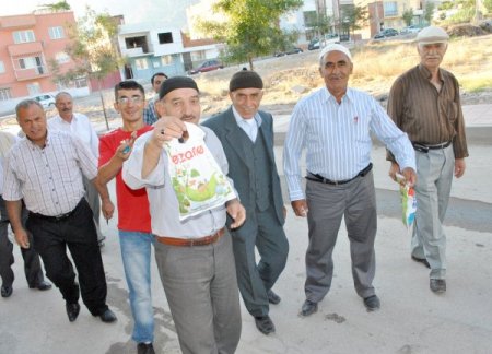 Manisa'da Çocuklarla Birlikte Büyüklerde Şeker Topluyor
