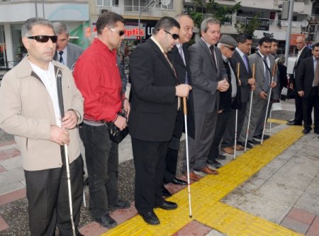 Manisa'da engelliler, yüzeyi hissedilebilir malzeme sayesinde rahatça yürüyecek