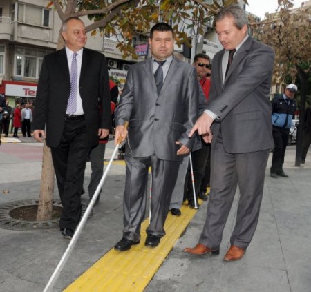 Manisa'da engelliler, yüzeyi hissedilebilir malzeme sayesinde rahatça yürüyecek