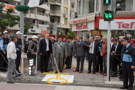 Manisa'da engelliler, yüzeyi hissedilebilir malzeme sayesinde rahatça yürüyecek