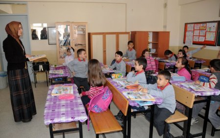 Manisa'da öğretmenler derse serbest kıyafetle girmeye başladı