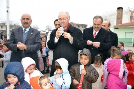 Manisa’da okul sütü dağıtımına başlandı
