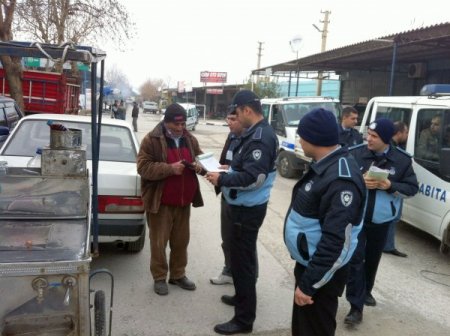 Manisa'da seyyar satıcılar denetlendi