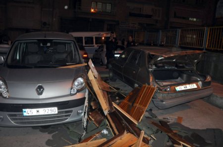 Manisa'da şiddetli lodos hayatı olumsuz etkiledi