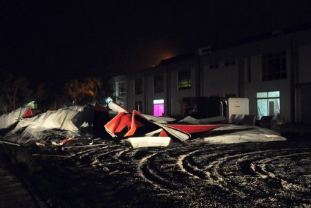 Manisa'da şiddetli lodos hayatı olumsuz etkiledi
