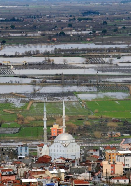 Manisa'da tarım arazileri su altında kaldı