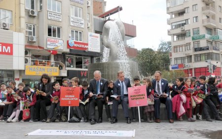 Manisa'da toplu kitap okuma faaliyeti düzenlendi