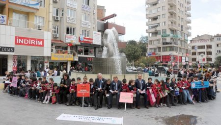 Manisa'da toplu kitap okuma faaliyeti düzenlendi