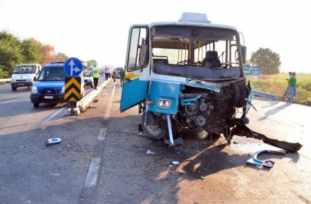 Manisa'da Trafik Kazası: Baba İle Oğul Öldü, Anne Ve Kızı Yaralı