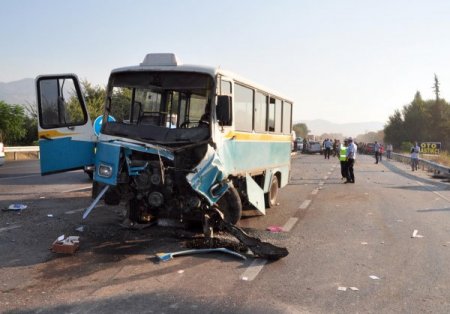 Manisa'da Trafik Kazası: Baba İle Oğul Öldü, Anne Ve Kızı Yaralı