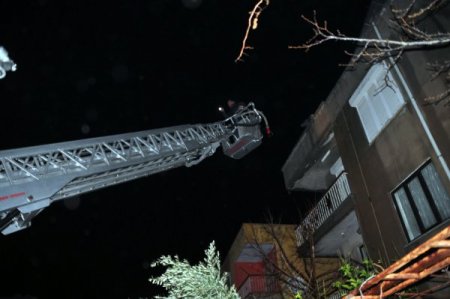 Manisa'da yangın: 1 kişi yaralandı, 2 kişi dumandan etkilendi