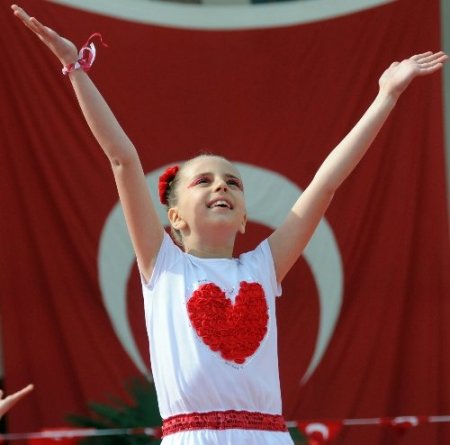 Manisa’daki 23 Nisan kutlamalarında program krizi yaşandı