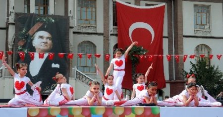 Manisa’daki 23 Nisan kutlamalarında program krizi yaşandı