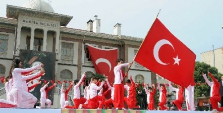 Manisa’daki 23 Nisan kutlamalarında program krizi yaşandı