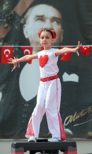 Manisa’daki 23 Nisan kutlamalarında program krizi yaşandı
