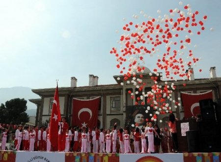 Manisa’daki 23 Nisan kutlamalarında program krizi yaşandı