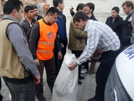 Manisalı din görevlileri Suriyelilere gıda ve battaniye yardım yaptı