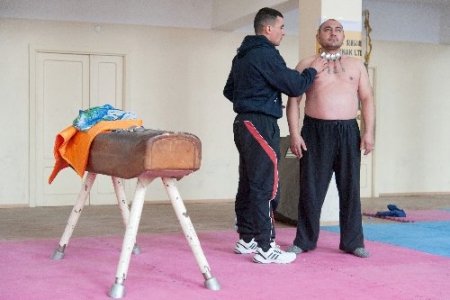 Manyetik Adam 50 Kaşığı Vücudunda Tuttu, Guinness’e Aday Oldu