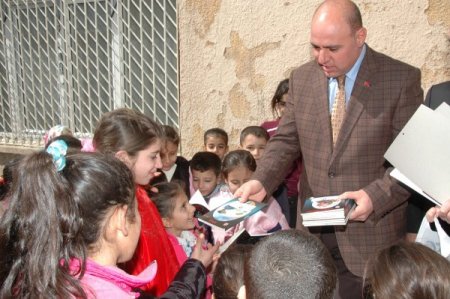 Mardin Belediyesi Okullara 10 Bin Kitap Dağıttı