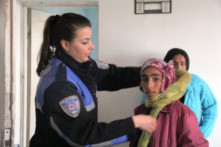 Mardin polisi Suriyeli mültecilere yardım dağıttı