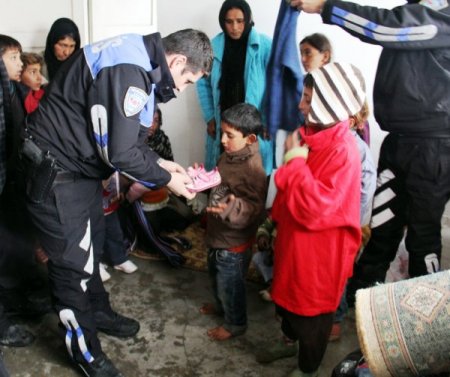 Mardin polisi Suriyeli mültecilere yardım dağıttı