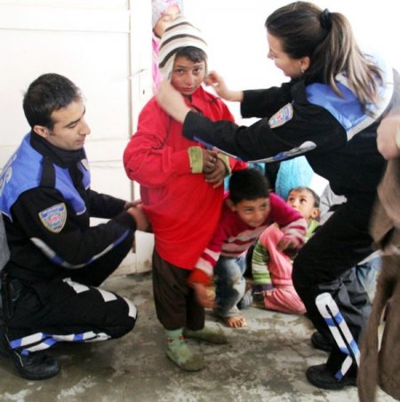 Mardin polisi Suriyeli mültecilere yardım dağıttı