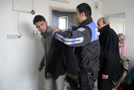 Mardin polisi Suriyeli mültecilere yardım dağıttı