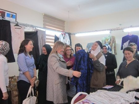 Mardin Valisi'nin eşi Ayvaz, Derik’te kadınlarla buluştu