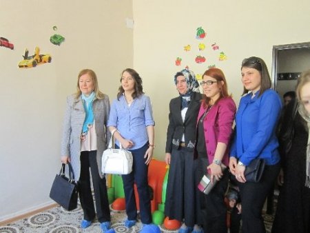 Mardin Valisi'nin eşi Ayvaz, Derik’te kadınlarla buluştu