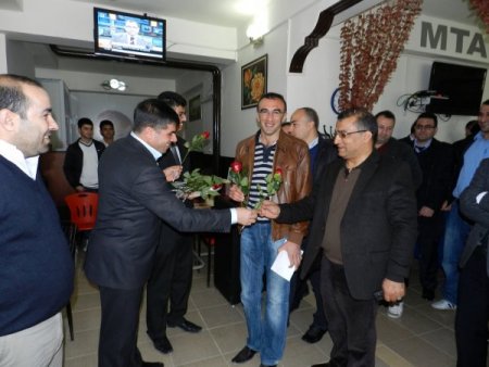 Mardin Ve Derik'te Görev Yapan Doktorlara Gül Dağıttılar