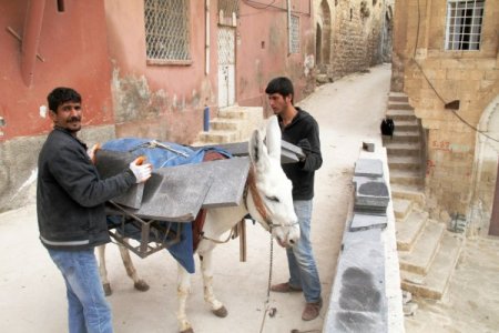 Mardin'de araçların geçemediği sokaklarda eşekler devreye girdi