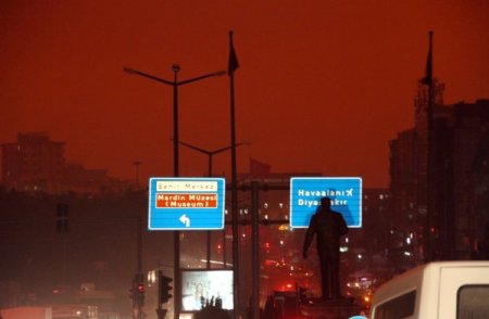 Mardin’de gündüz, gece oldu