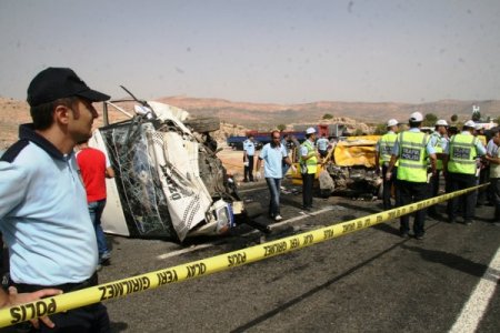 Mardin'de minibüsle taksi çarpıştı: 4 ölü, 12 yaralı