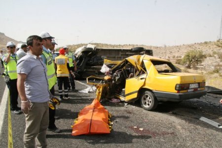 Mardin'de minibüsle taksi çarpıştı: 4 ölü, 12 yaralı