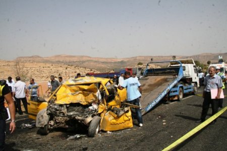 Mardin'de minibüsle taksi çarpıştı: 4 ölü, 12 yaralı