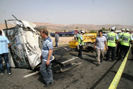 Mardin'de minibüsle taksi çarpıştı: 4 ölü, 12 yaralı