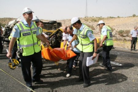 Mardin'de minibüsle taksi çarpıştı: 4 ölü, 12 yaralı
