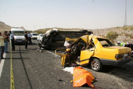 Mardin'de minibüsle taksi çarpıştı: 4 ölü, 12 yaralı