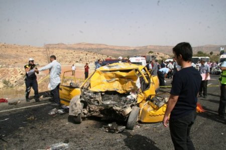 Mardin'de minibüsle taksi çarpıştı: 4 ölü, 12 yaralı