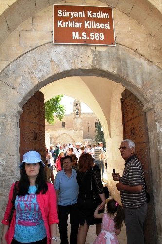 Mardin'de Paskalya Bayramı yumurta tokuşturularak kutlandı