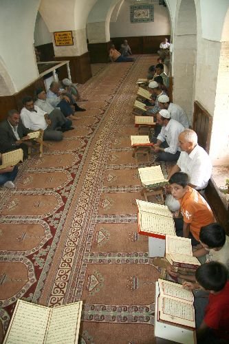 Mardin'de Ramazan'da Sürdürülen Bin 400 Yıllık Mukabele Geleneği Devam Ediyor (özel)
