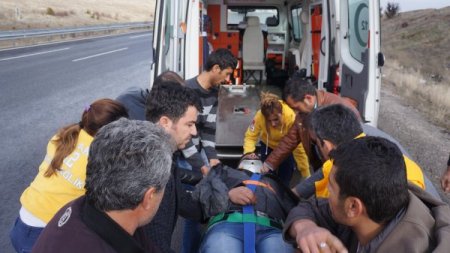 Mardin'den düğün için gelen aileyi taşıyan minibüs takla attı: 6 yaralı
