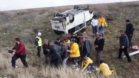 Mardin'den düğün için gelen aileyi taşıyan minibüs takla attı: 6 yaralı
