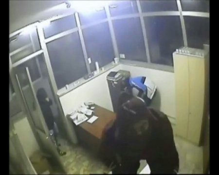 Market hırsızları güvenlik kamerasında