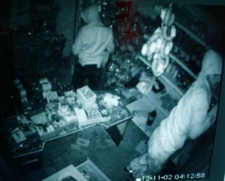 Market soygunu güvenlik kameralarına yansıdı