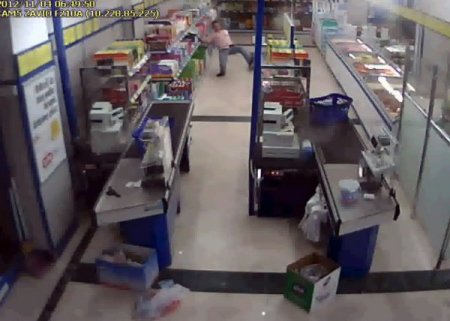 Markete ses bombalı saldırı güvenlik kamerasında