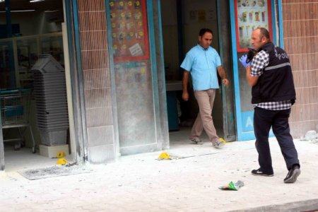 Marketi içinde müşteriler olduğu halde yakmaya kalktılar